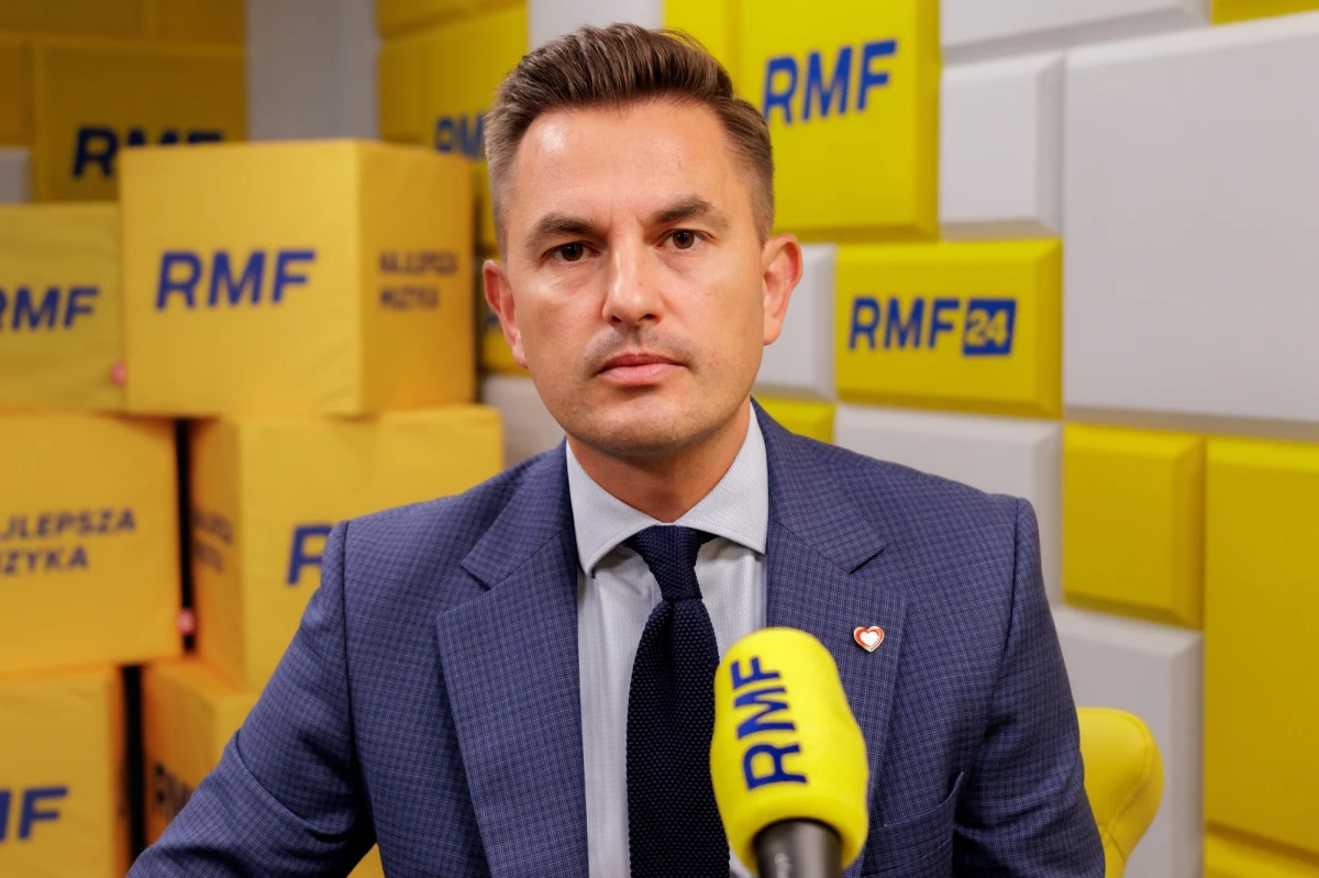 "Widzimy, że nawet rychłe przyjęcie jednego przepisu i tak nie załatwi sprawy. Musimy do tego problemu podejść szerzej: jak zapewnić bezpieczeństwo w ruchu drogowym, patrząc na to z perspektywy przepisów karnych, monitorowania osób, które prowadzą (auto - przyp. red.) bez uprawnień" – mówił w Popołudniowej rozmowie w RMF FM wiceminister sprawiedliwości Arkadiusz Myrcha, pytany o konieczność poprawy bezpieczeństwa w ruchu drogowym.