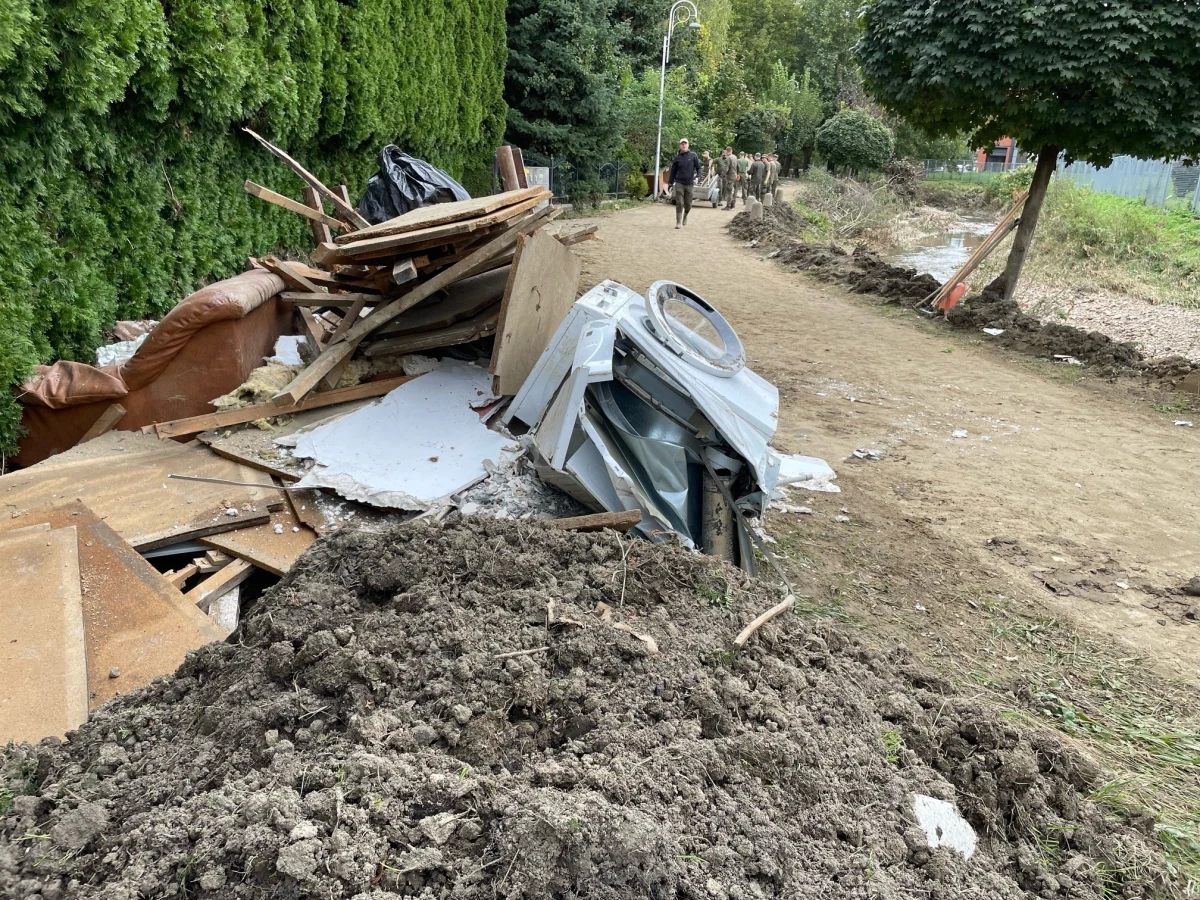 Rząd przyjął projekt ustawy o usuwaniu skutków powodzi - poinformowała Kancelaria Prezesa Rady Ministrów. Ustawa wprowadza szereg rozwiązań ułatwiających radzenie sobie z jej skutkami. W projekcie zostały uwzględnione różne dodatkowe formy pomocy dla osób, które zostały poszkodowane przez żywioł.