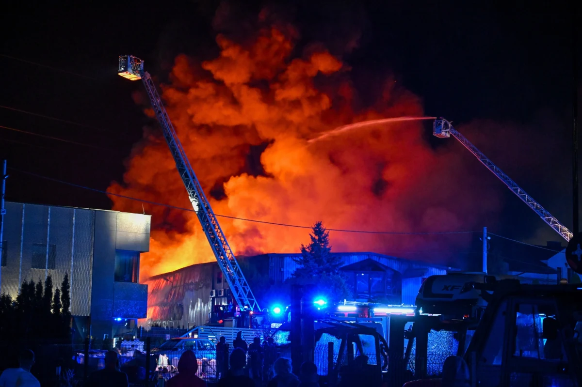 Strażacy opanowali pożar magazynu farb i lakierów w Kielcach. Udało się również ochronić sąsiednie budynki. Nie ma informacji o osobach poszkodowanych.