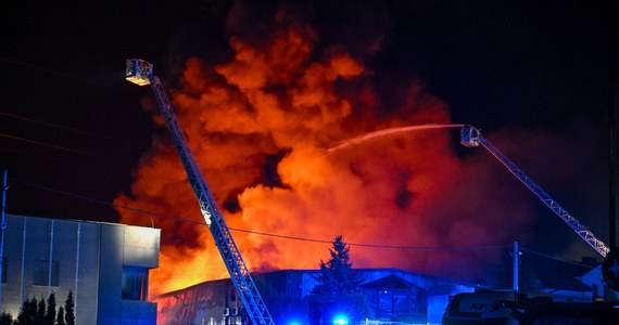 Pożar magazynu farb i lakierów w Kielcach. Ogień zajął już całą halę magazynową. Straż pożarna zaapelowała do mieszkańców o zamknięcie okien. Pożar nie został jeszcze opanowany. 