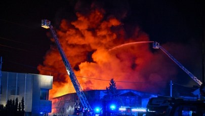 Pożar magazynu farb w Kielcach opanowany. Zawalił się dach hali