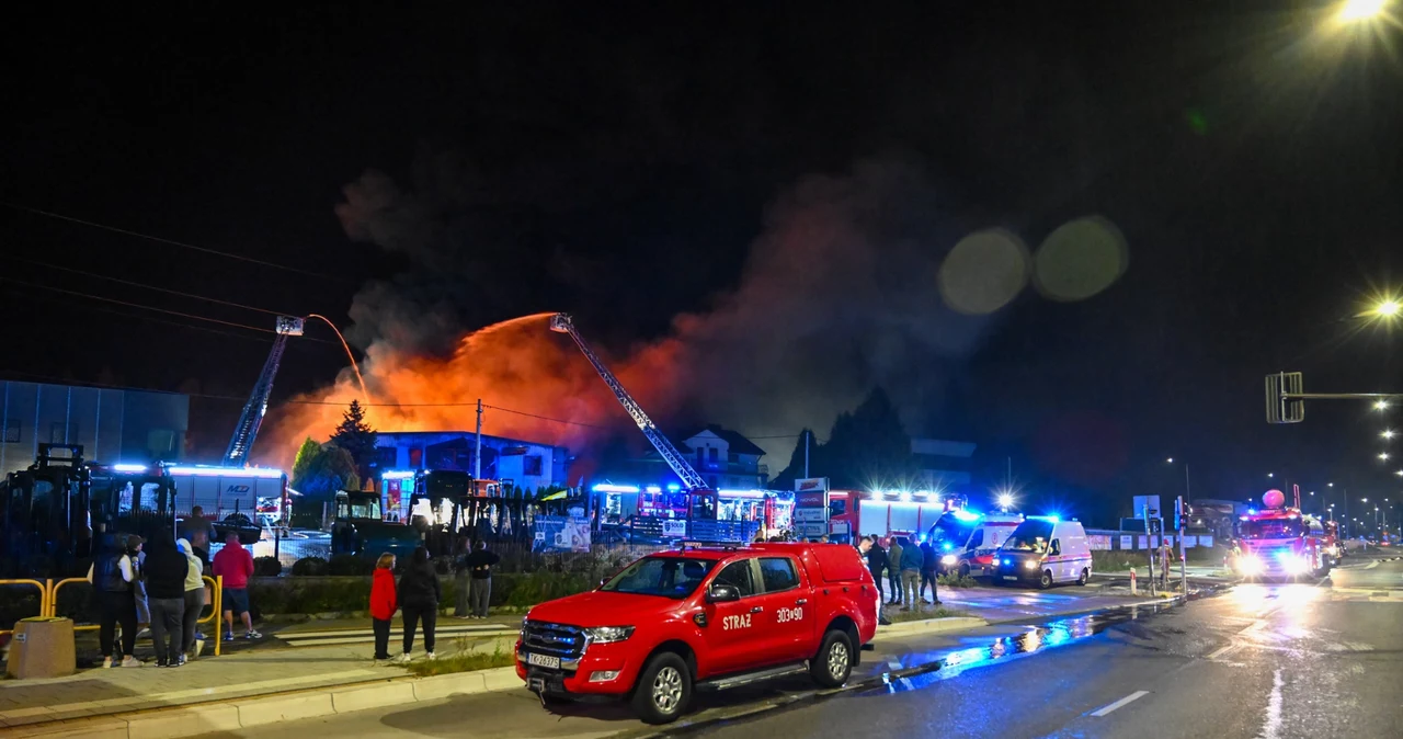 Kielce. Pożar hali magazynowej z lakierami został opanowany