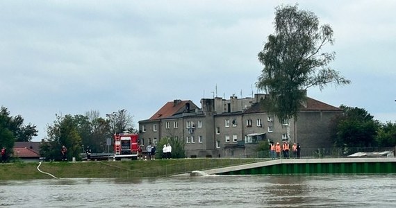 Fala szczytowa na Odrze przechodzi właśnie przez Krosno Odrzańskie w województwie lubuskim. Potrwa to do godz. 14:00, a potem woda w rzece powinna zacząć stopniowo opadać - informuje reporterka RMF FM Aneta Łuczkowska. Następnymi większymi miastami na drodze fali powodziowej są Słubice i Kostrzyn nad Odrą.