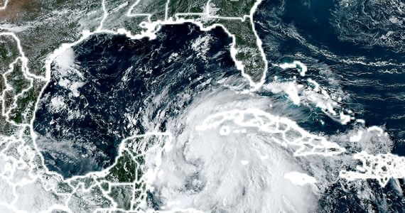 Nad wodami Morza Karaibskiego powstała burza tropikalna Helene, która wkrótce - jak przekonują amerykańscy meteorolodzy - przybierze na sile i stanie się silnym i bardzo groźnym huraganem. Z tego powodu na Florydzie rozpoczęły się ewakuacje, a gubernator Ron DeSantis rozszerzył stan wyjątkowy z 41 do 61 z ogólnej liczby 67 hrabstw.