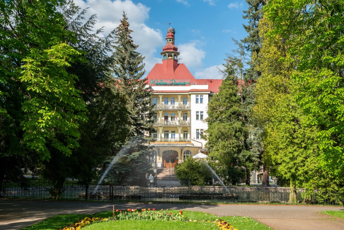 Branża turystyczna na Dolnym Śląsku przeżywa trudne chwile. Część tamtejszych miejscowości przyjmujących turystów zniszczyła powódź, a część, mimo że nie ucierpiała, także świeci pustkami. Hotelarze i restauratorzy z regionu przekonują, żeby nie iść w stronę przesadnej ostrożności i nie rezygnować z wizyt. Boją się też długotrwałych strat.