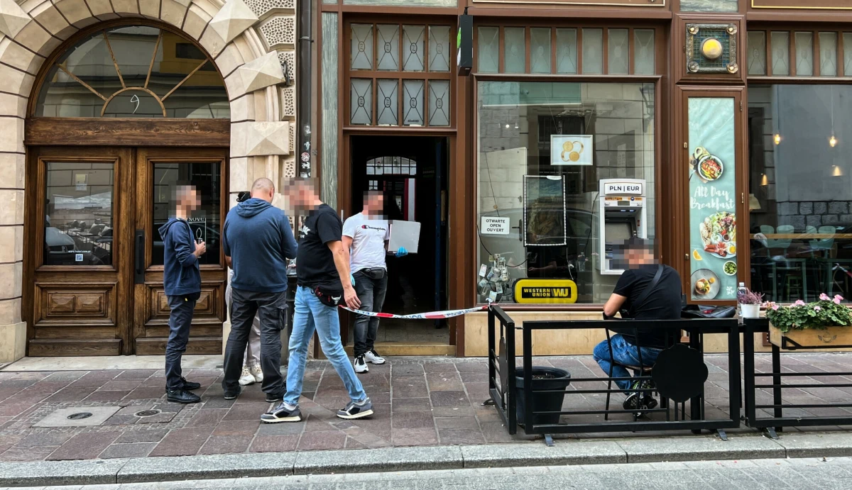 Policjanci zatrzymali mężczyznę podejrzewanego o wczorajszy napad na kantor przy ul. Szczepańskiej w centrum Krakowa. Pracownik kantoru, raniony przez napastnika ostrym narzędziem, z poważnymi obrażeniami trafił do szpitala.