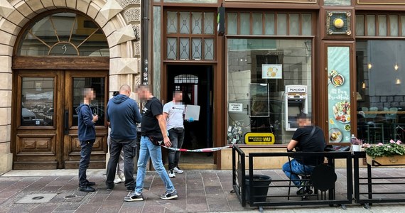 Policjanci zatrzymali mężczyznę podejrzewanego o wczorajszy napad na kantor przy ul. Szczepańskiej w centrum Krakowa. Pracownik kantoru, raniony przez napastnika ostrym narzędziem, z poważnymi obrażeniami trafił do szpitala.