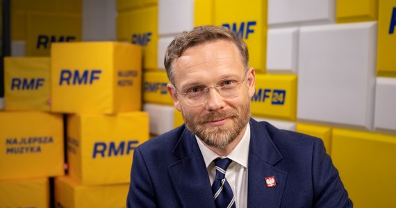 "Przede wszystkim powinniśmy pomagać tym ludziom" – powiedział poseł PiS Zbigniew Bogucki w Porannej rozmowie w RMF FM o powodzianach z Dolnego Śląska i Opolszczyzny. Polityk skomentował sondaż, w którym ok. 60 proc. Polaków uznało, że rząd dobrze sobie radzi w zarządzaniu kryzysem powodziowym. "Myślę, że ciekawe byłyby odpowiedzi ludzi z Kłodzka, z Nysy, Głuchołaz" – stwierdził polityk. Bogucki mówił w RMF FM także o zmianach w PiS-ie i "zdynamizowaniu" partii.