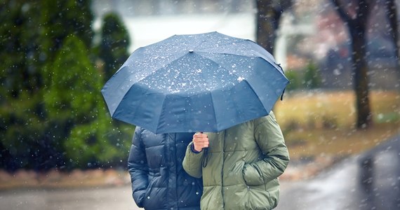 Na południu kraju pojawią się burze, którym będą towarzyszyć intensywne opady deszczu i silny wiatr, miejscami mogą wystąpić mgły i spadnie grad. W dwóch województwach stan wody może gwałtownie wzrosnąć - poinformował w środę rano Instytut Meteorologii i Gospodarki Wodnej. Ostrzeżenia meteorologiczne obowiązują w środę do godz. 21:00, natomiast hydrologiczne - do godz. 23:00.