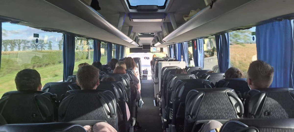 28 uczniów z dotkniętego powodzią Lądka-Zdroju na Dolnym Śląsku przyjechało do Mikołajek na zieloną szkołę. Radio RMF FM pomaga m.in. w transporcie licealistów, których na miejscu przyjmie Wioska Żeglarska oraz Szkoła Społeczna STO im. Marion Dönhoff.