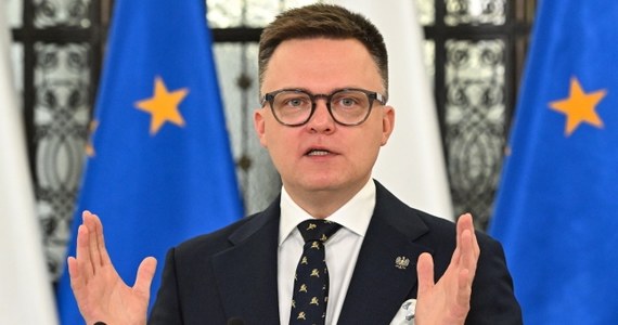 Marszałek Sejmu Szymon Hołownia poinformował, że w nocy z wtorku na środę do Izby wpłynął rządowy projekt specustawy powodziowej. Zapowiedział, że będzie procedowany w czwartek o godz. 13:00. Ma też powstać komisja nadzwyczajna ws. projektu specustawy powodziowej.