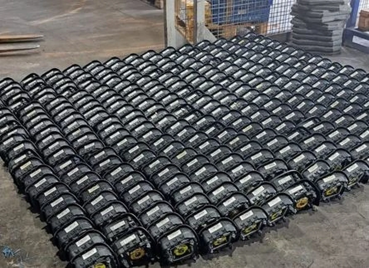 Markowe perfumy, chemia gospodarcza czy moduły poduszek powietrznych – takie artykuły wycofane z rynku, za sprawą pracowników spalarni śmieci na Śląsku, zamiast do utylizacji trafiały do klientów. Policjanci zatrzymali 8 osób.   