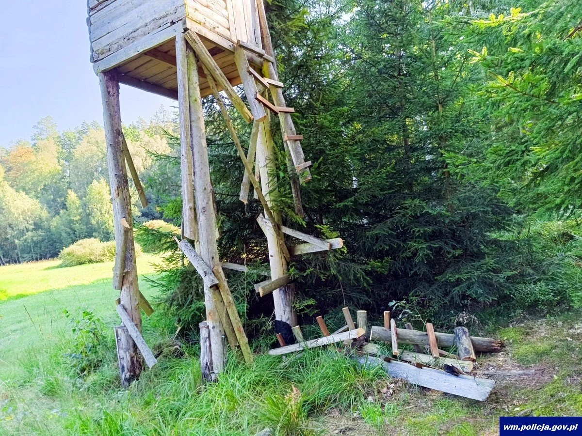 39-latek z Warmii w ciągu trzech miesięcy uszkodził kilkanaście stojących w lasach ambon. Jedna z nich zawaliła się w momencie, gdy korzystał z niej myśliwy.    