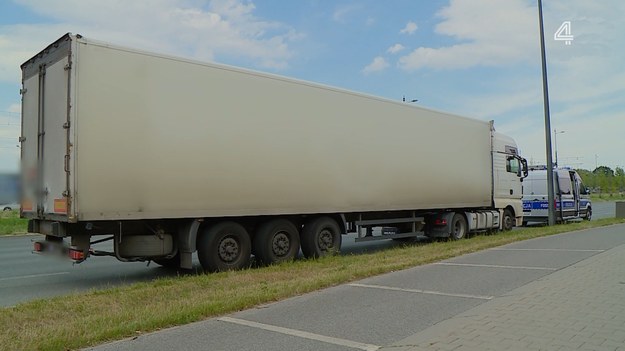 Policjantów wezwali kierowca ciężarówki oraz właścicielka toyoty. Kierowca ciężarówki zmieniał pas z prawego na środkowy, aby ominąć zator drogowy. Za skrzyżowaniem postanowił powrócić na poprzedni pas. Nie zauważył niestety samochodu, który poruszał się po prawym pasie i najechał na jego bok w tylnej części. 

(Fragment programu "Stop drogówka").
