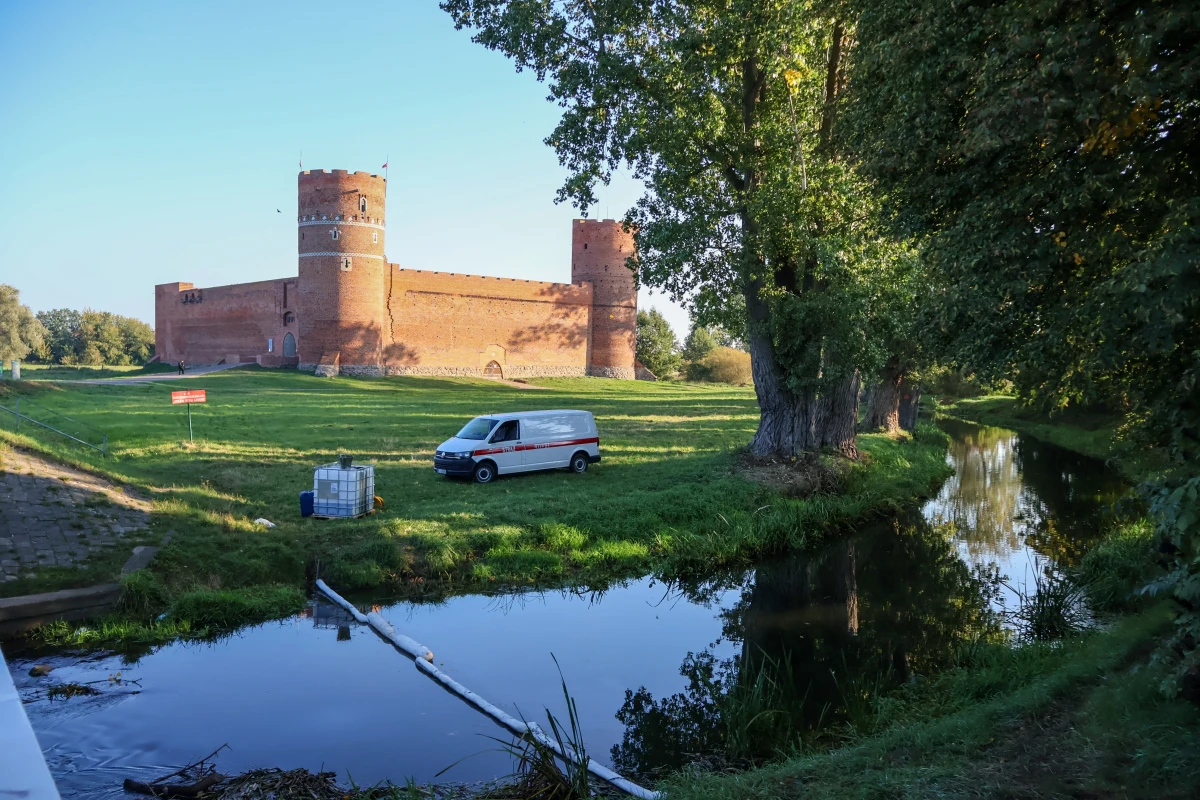 Do rzeki Łydynia w Ciechanowie wyciekły substancje ropopochodne - dowiedział się reporter RMF MAXX Kamil Puternicki. "Z kanalizacji deszczowej wypływała zanieczyszczona woda z substancją, oleista. Później okazało się, że jest to substancja ropopochodna" - poinformował zastępca komendanta Państwowej Straży Pożarnej w Ciechanowie. W środę po południu poinformowano, że zatrzymano podejrzewanego. Grozi mu do 10 lat więzienia. 