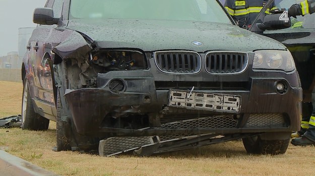 Na parkingu jednego z centrów logistycznych doszło do bardzo groźnego zdarzenia drogowego. Moment kolizji samochodów zarejestrowała kamera monitoringu. Czerwone Polo wyjeżdżało z jednej z alejek, kiedy uderzyło w nie jadące na wprost czarne BMW. Volkswagen dodatkowo został popchnięty w kierunku zaparkowanego Chevroleta.

(Fragment programu "Stop drogówka").
