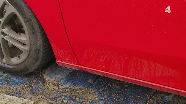 W kłopoty wpadły dwie panie. Sytuacja nie jest skomplikowana. Prowadząca BMW kobieta wyjeżdżała z miejsca parkingowego. Niestety nie zauważyła stojącego w korku czerwonego Mercedesa i uderzyła w niego.

(Fragment programu "Stop drogówka").
