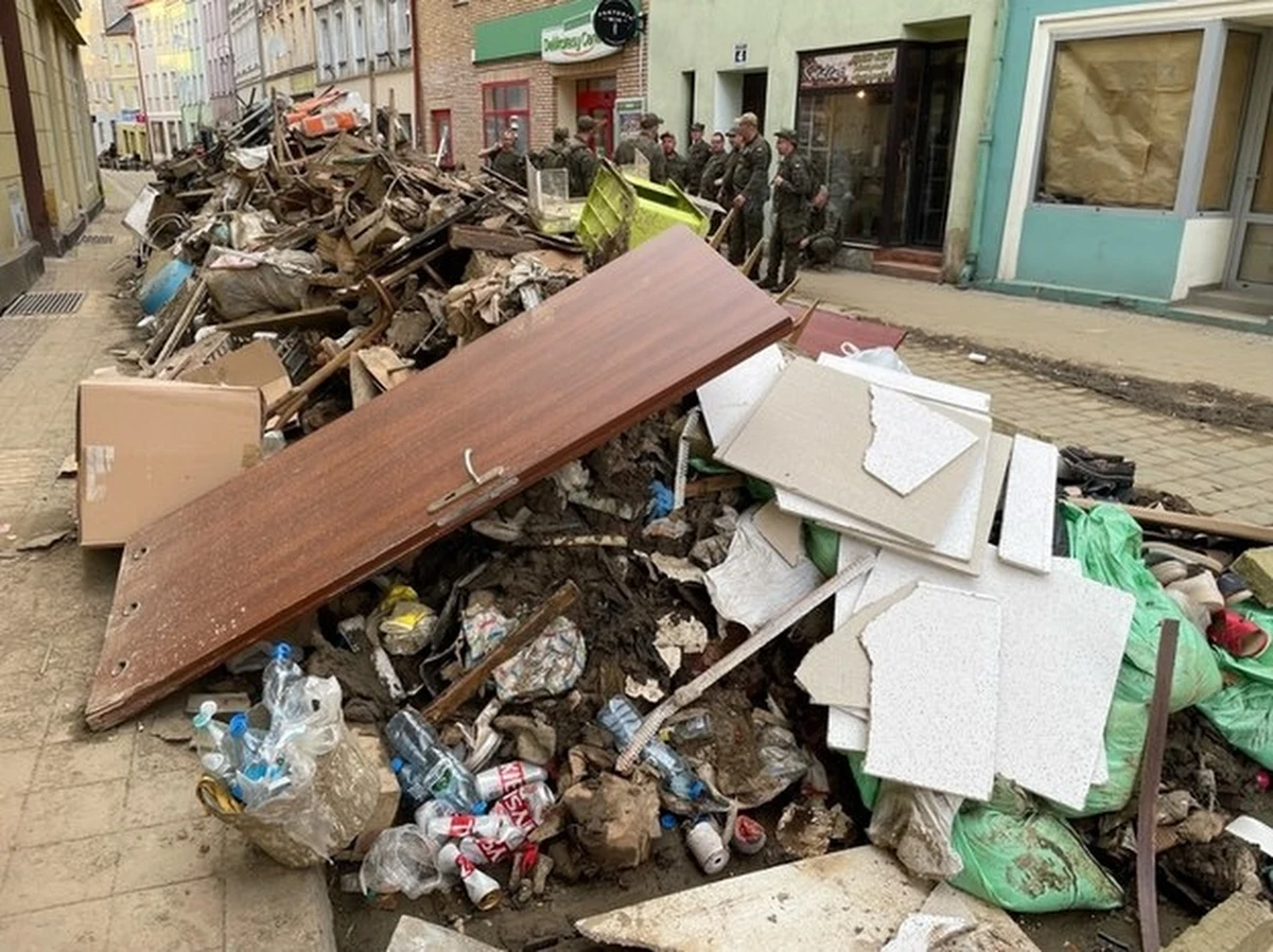 Nie trzeba już wody w butelkach ani żywności - mówią organizatorzy prowadzonej w Lublinie zbiórki darów dla powodzian. Teraz czekają przede wszystkim na wszystko, co może być przydatne w sprzątaniu i remontach domów.  