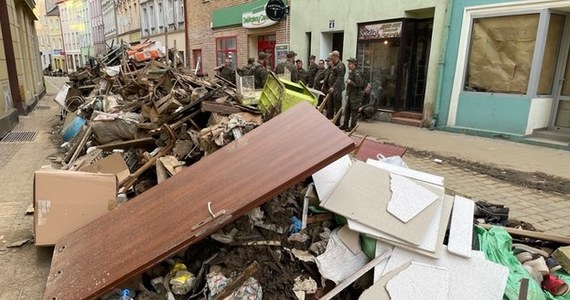 Nie trzeba już wody w butelkach ani żywności - mówią organizatorzy prowadzonej w Lublinie zbiórki darów dla powodzian. Teraz czekają przede wszystkim na wszystko, co może być przydatne w sprzątaniu i remontach domów.  