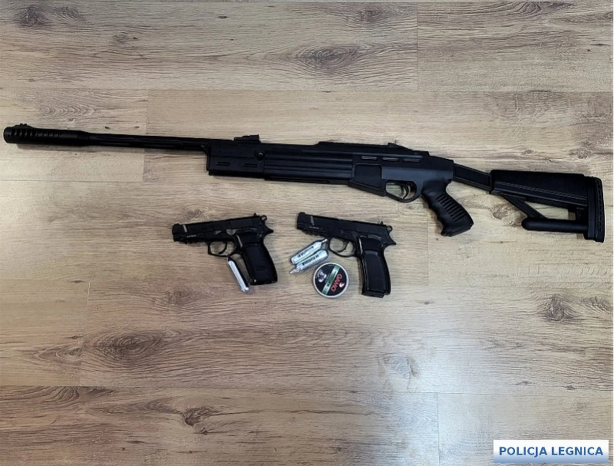 53-latek w Chojnowie na Dolnym Śląsku strzelał w kierunku dzieci z wiatrówki. Po zatrzymaniu przez policjantów twierdził, że nic nie pamięta, bo był pijany.