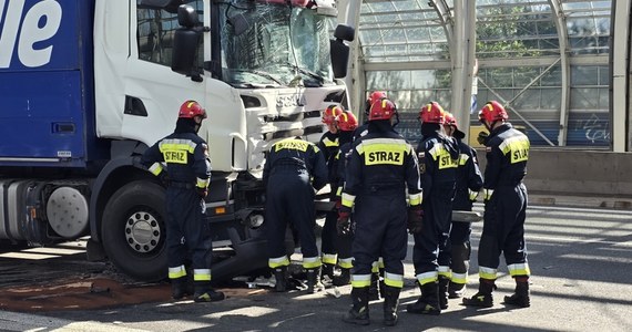 Ogromne utrudnienia na trasie S8 w Warszawie. Między węzłem Łabiszyńska a węzłem Marywilska zderzyły się trzy ciężarówki i bus.