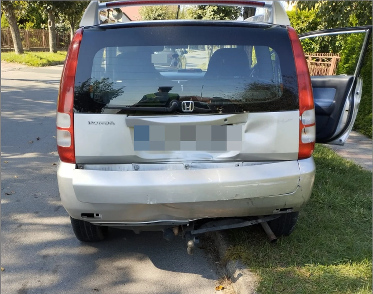 Zaskakujący finał kolizji drogowej w Tomaszowie Lubelskim. Kierowca volkswagena najechał na tył hondy, ale to nie poszkodowany gonił sprawcę, a na odwrót - podała policja.     