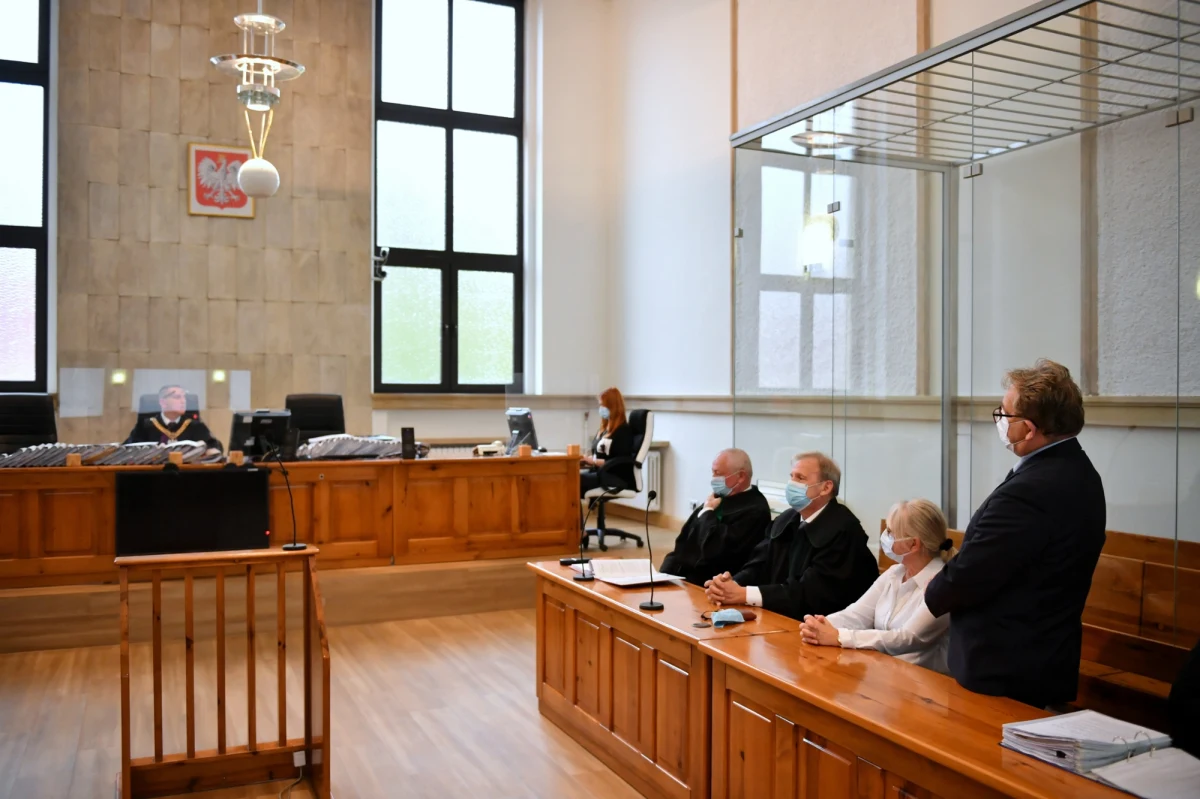 Na 10 miesięcy pozbawienia wolności w zawieszeniu na dwa lata Sąd Rejonowy w Chojnicach skazał dyrekcję miejscowego hospicjum w związku z pożarem, który wybuchł w placówce w styczniu 2020 roku. Zmarło wtedy czworo pensjonariuszy, a osiem osób odniosło obrażenia. Wyrok jest nieprawomocny.