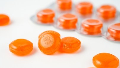 Strepsils znika z aptek. GIS wycofuje całą serię tabletek 