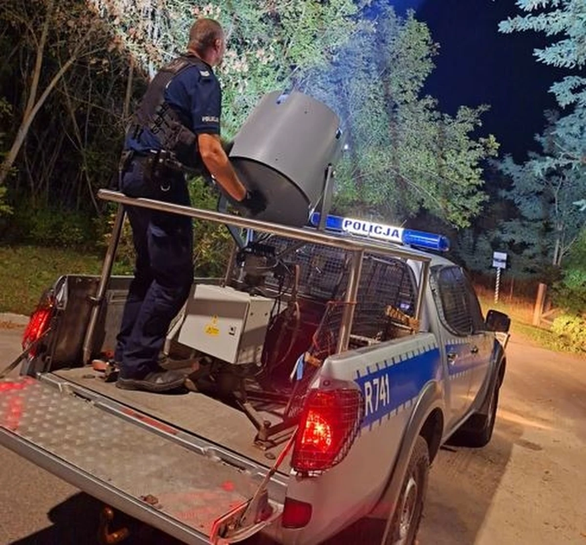 Policjanci z Hajnówki pomogli dwóm uczniom technikum, którzy wybrali się do Puszczy Białowieskiej, by posłuchać rykowiska jeleni. 16-latkowie zabłądzili w lesie.