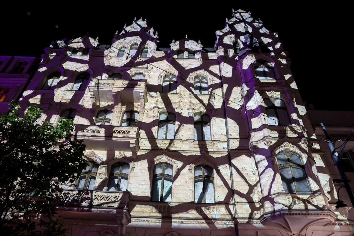 "Cywilizacja" to motyw tegorocznego Festiwalu Światła, który już w piątek rozpocznie się w Łodzi. By ułatwić widzom udział w imprezie, nocne autobusy MPK będą kursować co 15 minut, a tramwaje po al. Kościuszki i trasie W-Z do g. 1 w nocy. Na trasy wyjadą także zabytkowe pojazdy, które obsługiwać będą dodatkowe połączenia. 