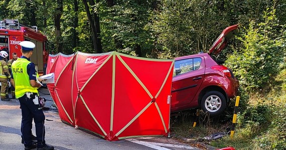 W środę w okolicach Gdańska doszło do tragicznego wypadku. Samochód najechał na betonowy krąg na zakręcie, w efekcie czego zginęło małżeństwo - 75-letnia kobieta i 77-letni mężczyzna.