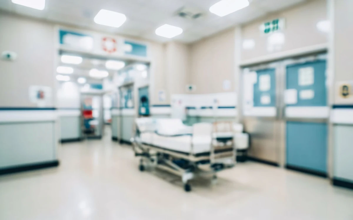 Zarzut zgwałcenia, którego następstwem była śmierć 55-letniej kobiety, usłyszał 40-latek z Łodzi. Ofiarę z licznymi obrażeniami i w stanie wyziębienia znaleźli przechodnie w niedzielny poranek obok sklepu przy ul. Zgierskiej. Zmarła w szpitalu. Podejrzanemu grozi dożywocie.