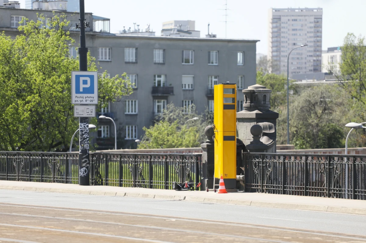 Ministerstwo Infrastruktury nie pracuje nad żadnymi zmianami ws. fotoradarów - dowiedziała się dziennikarka RMF FM Anna Zakrzewska. To komentarz do wpisu prezydenta Warszawy Rafała Trzaskowskiego o tym, że przygotowywany jest projekt ustawy zezwalający na montowanie fotoradarów samorządom. 
