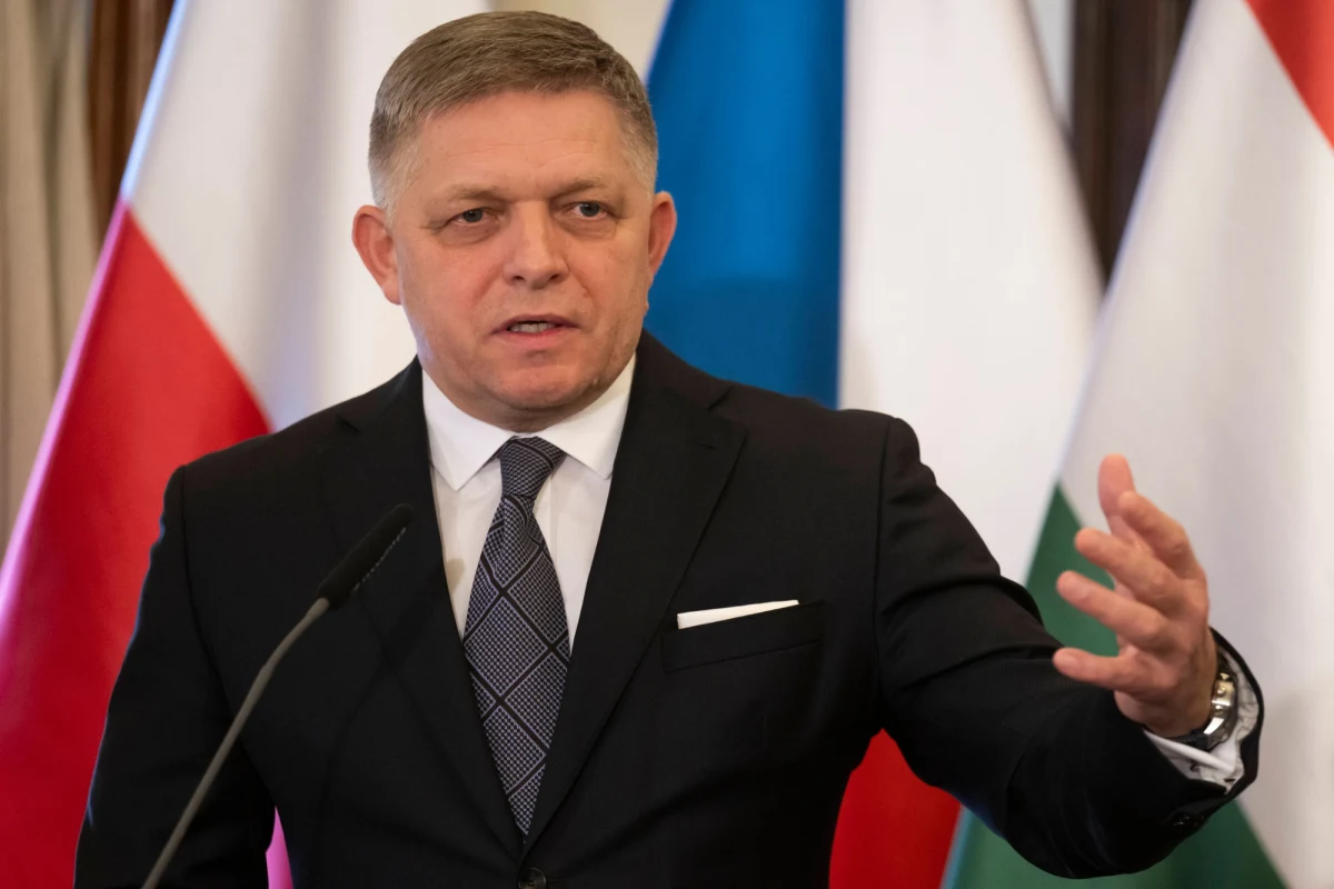 Ochrona premiera Słowacji przejęła podejrzaną przesyłkę do Roberta Ficy, w której znajdował się nabój. Policja wszczęła śledztwo w tej sprawie, a według ministra spraw wewnętrznych Matusza Szutaja Esztoka namierzenie nadawcy przesyłki jest tylko kwestią czasu.