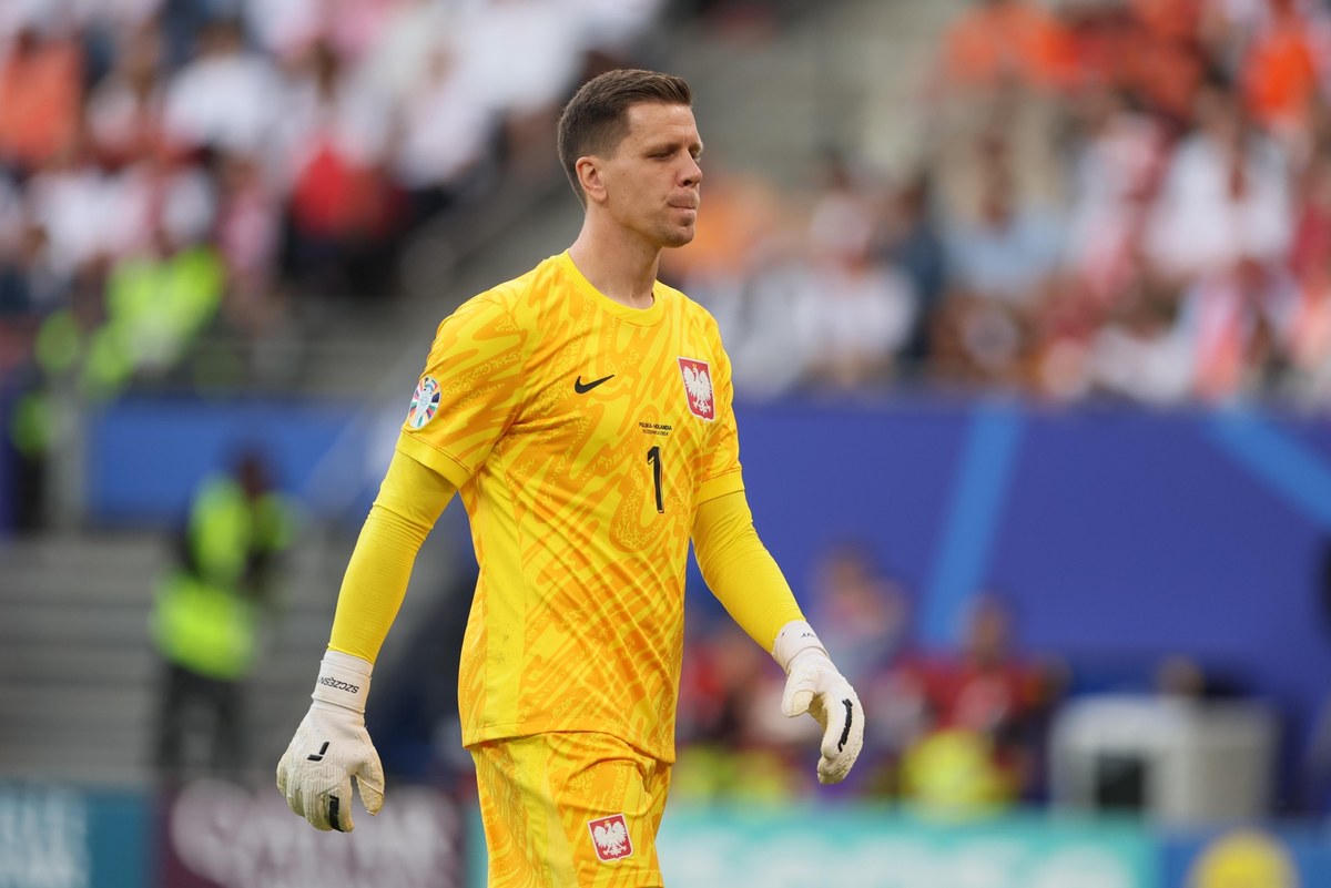 Sensacja! Wojciech Szczęsny szybko wraca z piłkarskiej emerytury, bo takiemu klubowi jak FC Barcelona się nie odmawia. 34-letni bramkarz doszedł do porozumienia z "Dumą Katalonii" i ma bronić jej barw w obecnym sezonie - informuje portal meczyki.pl, a także zagraniczni dziennikarze. Sam Szczęsny potwierdził, że rozmawia z Barcą.