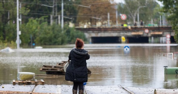 Niemal całe ścieki z blisko 300-tysięcznej Ostrawy od dziesięciu dni wpływają wprost do Odry i po pięciu kilometrach przepływają na polską stronę granicy. Wszystko z powodu zniszczenia głównej ostrawskiej oczyszczalni ścieków. Odbudowa oczyszczalni ścieków może potrwać kilka miesięcy. Lokalne władze mówią, że na razie nic na to nie poradzą i wzywają czeski rząd do interwencji. 