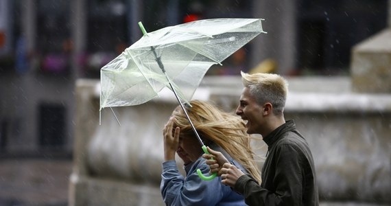 Rządowe Centrum Bezpieczeństwa wysłało ostrzeżenia przed silnym wiatrem i możliwymi przerwami w dostawie prądu. Dotyczy mieszkańców trzech województw: śląskiego, małopolskiego i podkarpackiego. 