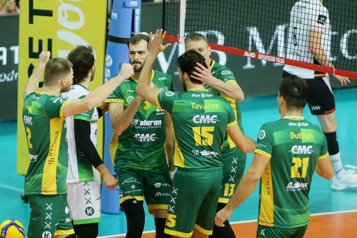 ​Siatkarze Aluronu CMC Warta Zawiercie pokonali w katowickim Spodku Jastrzębski Węgiel 3:2 (21:25, 25:21, 25:21, 19:25, 23:21) i po raz pierwszy w historii zdobyli Superpuchar Polski.