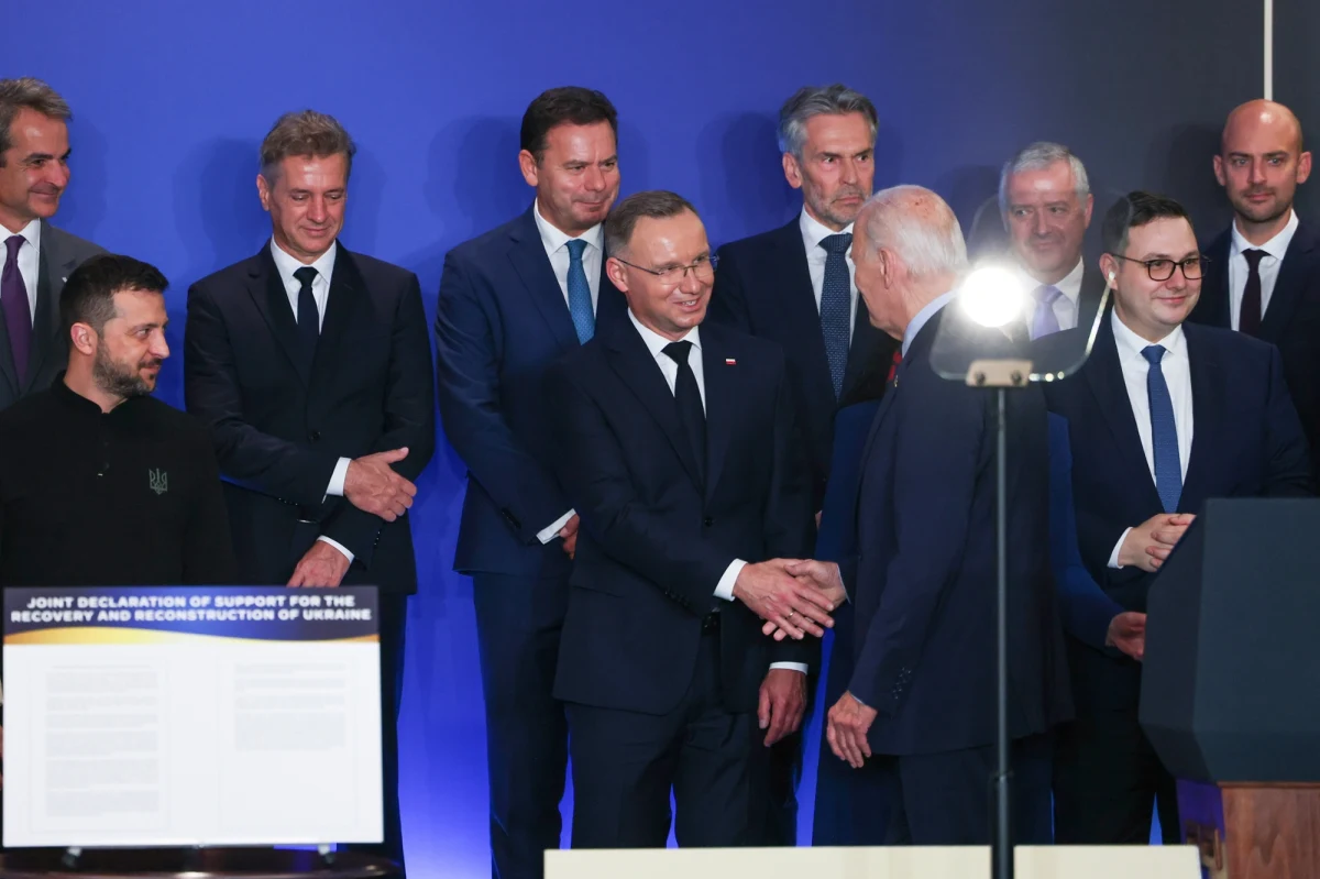 Prezydent USA Joe Biden i przywódcy 30 innych państw podpisali wspólną deklarację państw G7 i UE na temat odbudowy Ukrainy, potwierdzając m.in. swoje zobowiązania do zamrożenia rosyjskich aktywów do czasu zapłaty przez Rosję odszkodowań. W spotkaniu udział wziął m.in. prezydent RP Andrzej Duda.