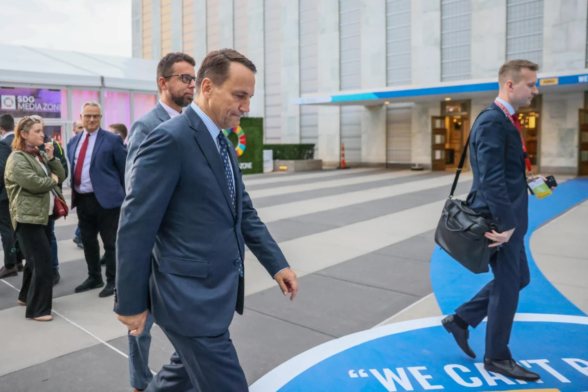 "Uzyskałem od Zjednoczonych Emiratów Arabskich zapewnienie dochowania wszystkich procedur w sprawie ekstradycji podejrzanego o spowodowanie śmiertelnego wypadku na autostradzie A1 Sebastiana M." - poinformował minister spraw zagranicznych Radosław Sikorski po spotkaniu z emirackim szefem MSZ. Szef polskiej dyplomacji zapowiadał to w sobotę w rozmowie z korespondentem RMF FM w Stanach Zjednoczonych Pawłem Żuchowskim.