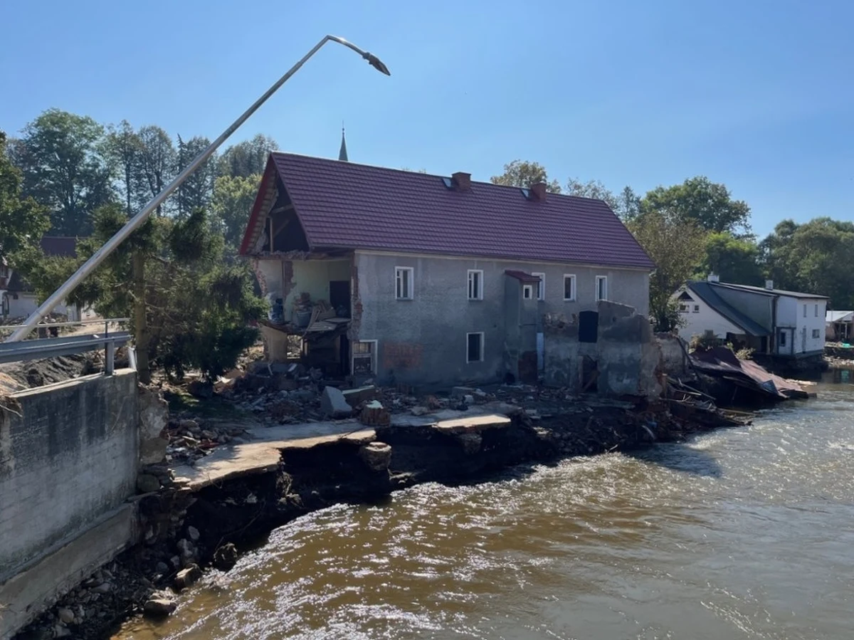 587 cm pokazywały w czwartek rano wodowskazy w Słubicach na Odrze. To oznacza, że do miasta dotarł szczyt fali powodziowej. Warta i Odra w Kostrzynie nad Odrą również przekroczyły stan alarmowy.