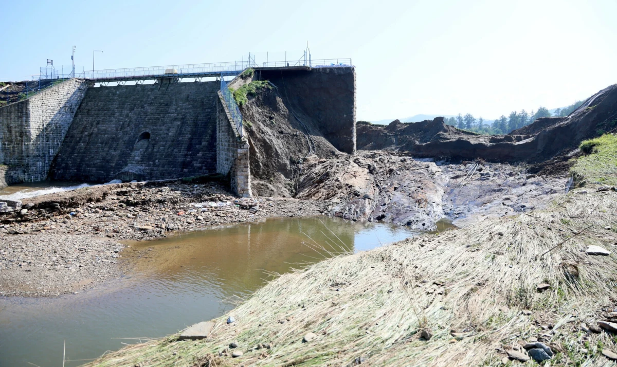 "Tama w Stroniu Śląskim została niedopilnowana, a ludzie narażeni na niebezpieczeństwo" - powiedział dziennikarce RMF FM burmistrz Kłodzka Michał Piszko. To właśnie przerwanie zapory przesądziło o ogromnej skali powodzi, bo rozpędzony nurt rzeki zdewastował Stronie Śląskie, Lądek-Zdrój czy Kłodzko. Zapora została zniszczona o godz. 10:35, a Wody Polskie potwierdziły to oficjalnie dopiero po godz. 13:00. Instytucja opóźnienie tłumaczy brakiem łączności telefonicznej, ale w jej zapewnienia nie wierzy gospodarz Kłodzka.