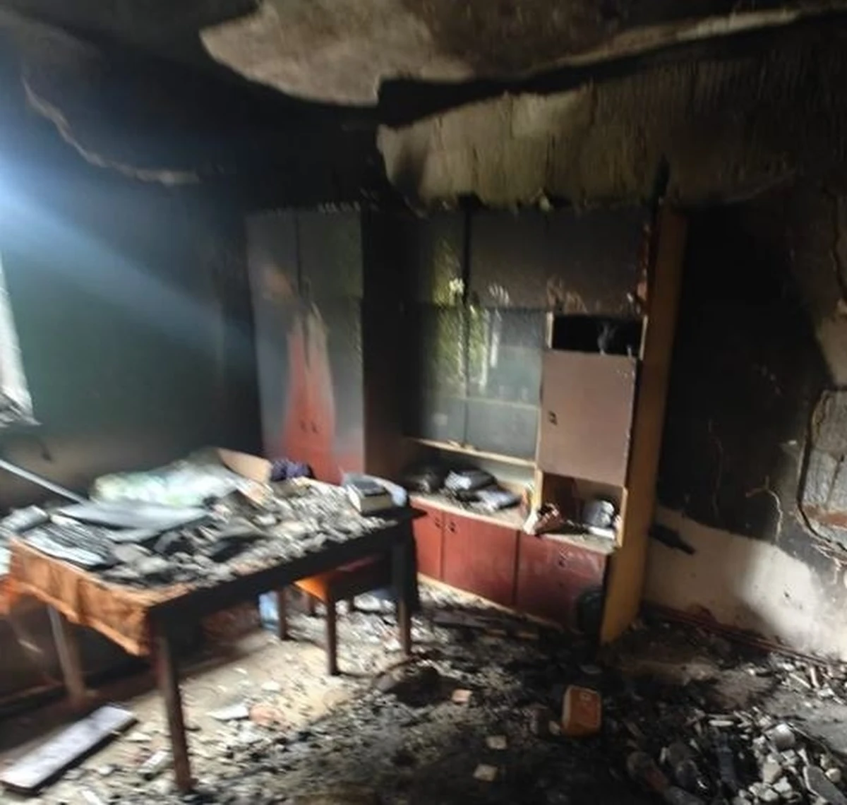 Policjanci z Rudnika nad Sanem wynieśli z płonącego domu 93-latkę. Seniorka trafiła pod opiekę lekarzy.