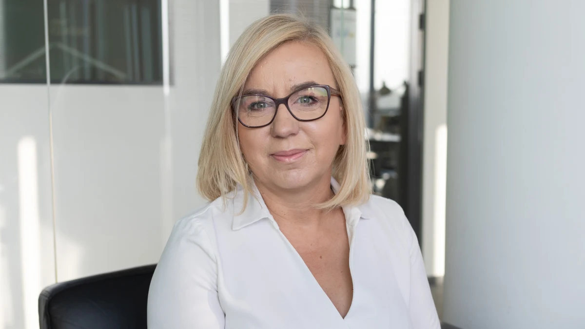 "Uważam, że powinniśmy pójść w stronę twardego zakazu zabudowania terenów zalewowych" - stwierdziła w TVP Info minister klimatu i środowiska Paulina Hennig-Kloska. "Nie dlatego, że tak myśli minister klimatu i środowiska, jakiś klimatolog, tylko żeby chronić życie i zdrowie ludzi" - dodała.