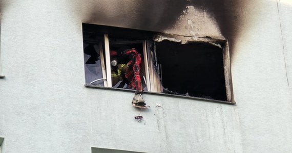 O poranku warszawscy strażacy walczyli z pożarem w bloku przy ul. Edmunda Strzeleckiego na Ursynowie. Ogień pojawił się w mieszkaniu na siódmym piętrze. Jedna osoba zginęła. 