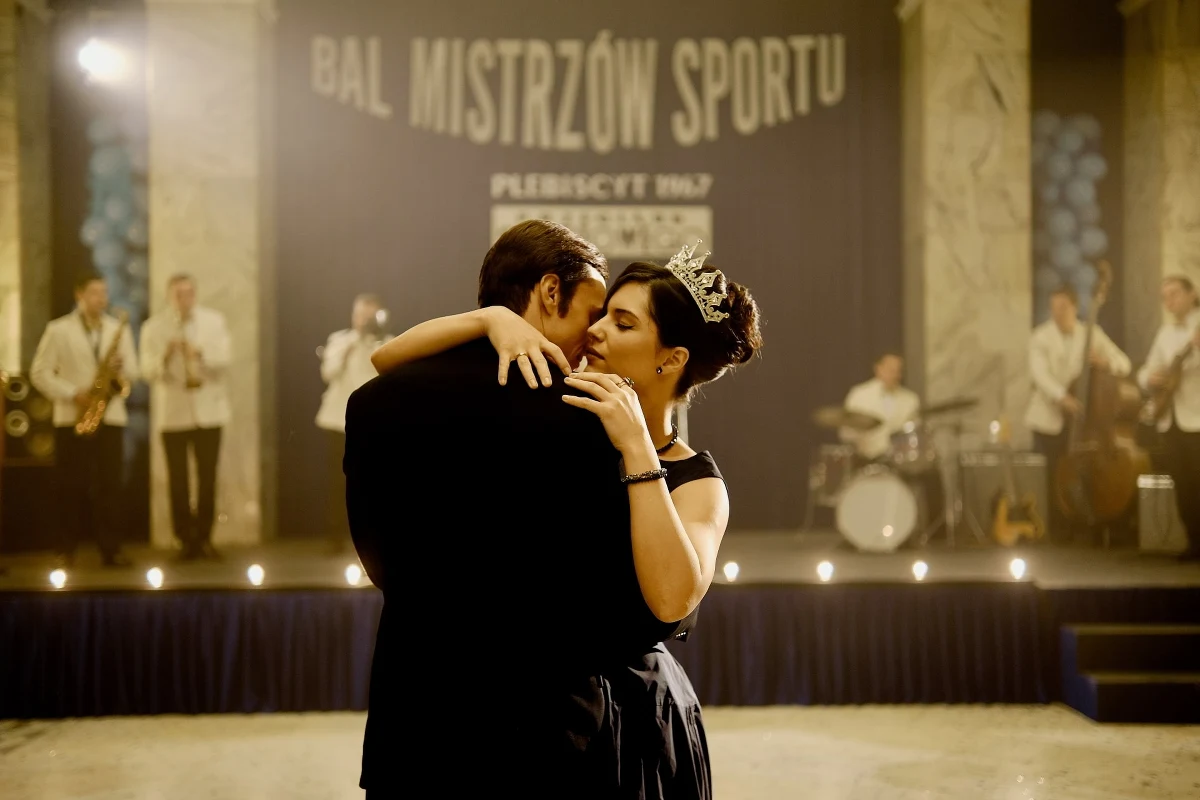 Na 49. Festiwalu Polskich Filmów Fabularnych w Gdyni odbyła się premiera filmu "Kulej. Dwie strony medalu". Film ma szansę trafić do szerokiej publiczności. To sprawnie opowiedziana historia Jerzego Kuleja – jedynego polskiego boksera, który nie leżał na deskach. Jest to także opowieść o żonie mistrza – Helenie, o wydobywaniu się z jego cienia i poszukiwaniu własnej drogi. "Ona zawsze była poza obrazkiem. Tym filmem zakładamy złoty medal również na szyję Heleny" - mówił w RMF FM reżyser Xawery Żuławski.