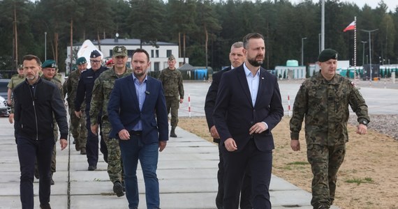 "W ostatnich tygodniach zwiększyła się presja na granicę polsko-białoruską; sytuacja jest poważna" - powiedział w czwartek wicepremier Kosiniak-Kamysz w Karakulach w Podlaskiem. Szef MON zapewnił, że operacja "Feniks" i inne działania wojska na terenach dotkniętych powodzią nie zakłócają operacji „Bezpieczne Podlasie”.