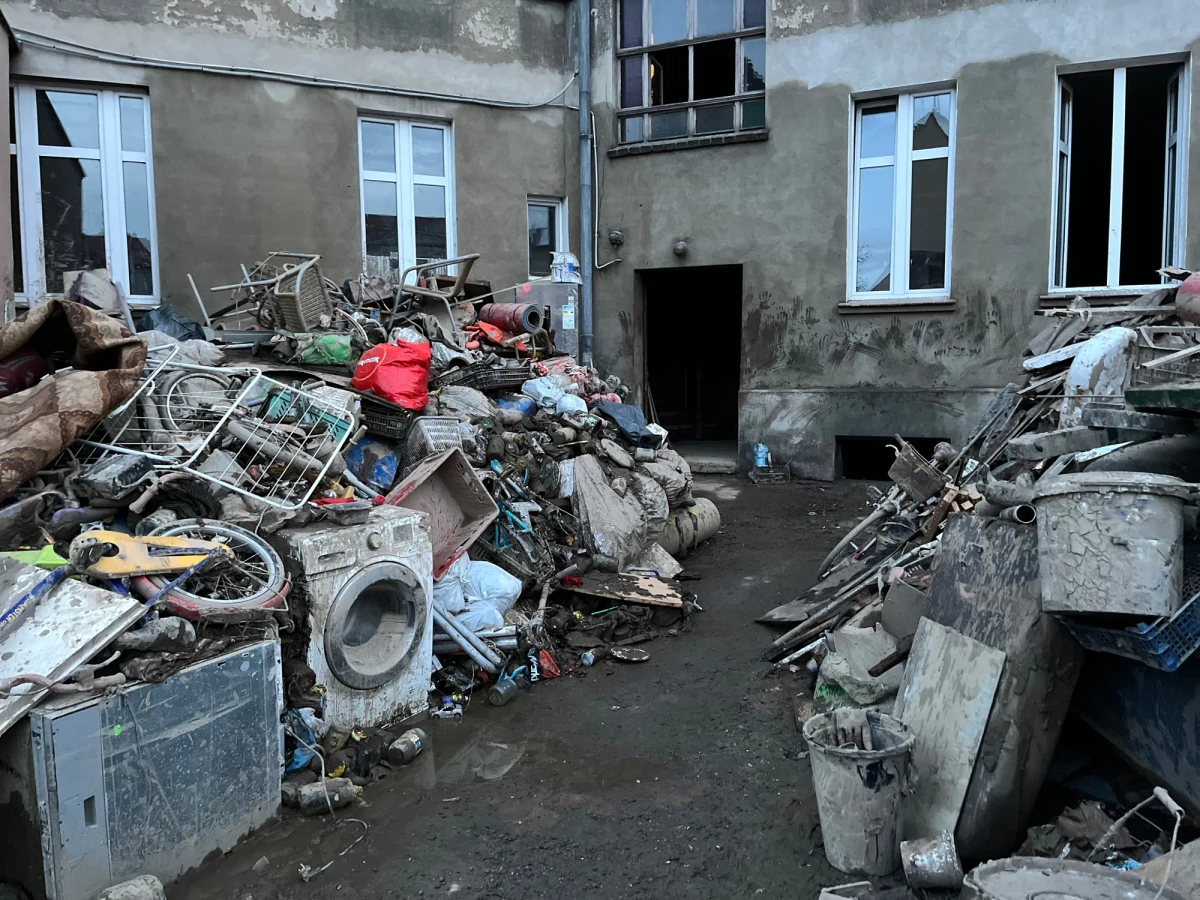 Oszuści wykorzystują dramat osób dotkniętych powodzią. Podają się za inspektorów budowlanych i za pieniądze oferują ocenę stanu technicznego zalanych budynków. Ministerstwo Rozwoju i Technologii przypomina - taka ocena dokonywana przez specjalistów z uprawnieniami jest darmowa.