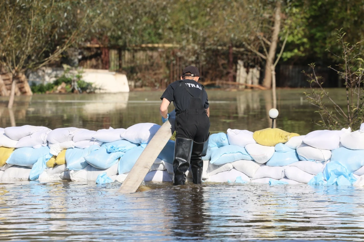 "Z całą stanowczością dementujemy nieprawdziwe informacje dotyczące zgonów osób zaistniałych w związku z powodzią, które pojawiają się w przestrzeni medialnej" - napisała policja w komunikacie opublikowanym w czwartek w serwisie X. Policyjne statystyki mówią o 7 ofiarach śmiertelnych. 