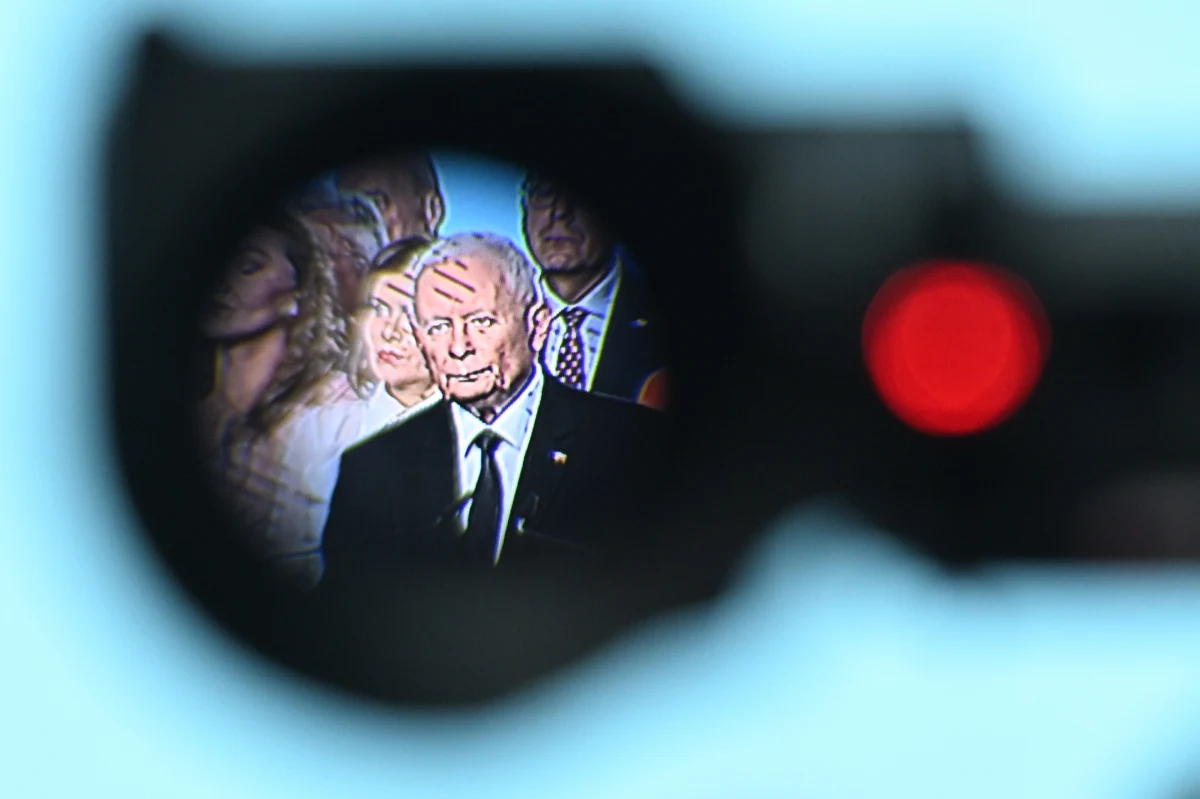 Mija właśnie wyznaczony przez prawo termin na decyzję Państwowej Komisji Wyborczej o przyjęciu sprawozdania finansowego PiS. Nie wydając w tej sprawie uchwały, Komisja nie tylko ujawnia wewnętrzne rozbicie, ale też potężny chaos zarówno w przepisach wyborczych, jak i kryzys całego systemu instytucji prawnych. Krokiem w nieznane będzie teraz cokolwiek, co PKW zrobi.